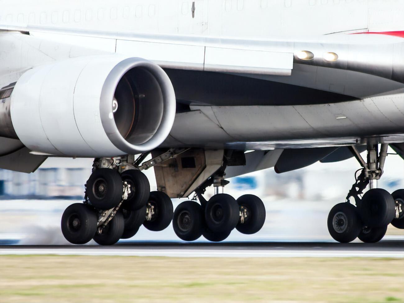 Кениец спрятался в отсеке шасси самолета, который летел из ЮАР в Нидерланды