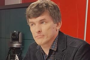 Російський народ готовий неохоче, але піти на забій через чортів, що оселилися в голові старого кадебешника. До чого ж убога велика Росія