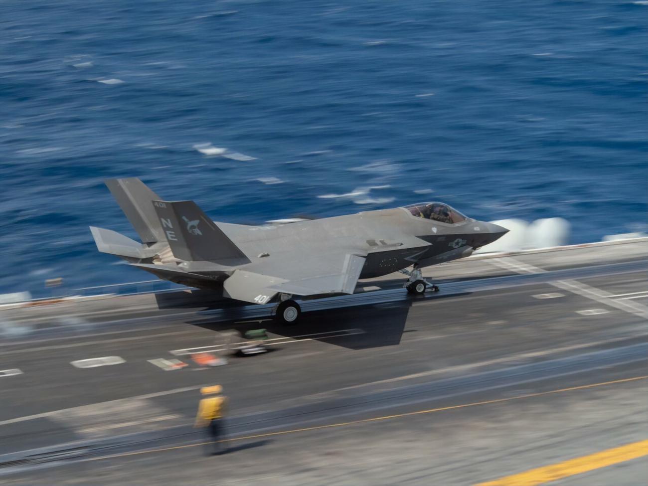 Самолет упал в воду при посадке