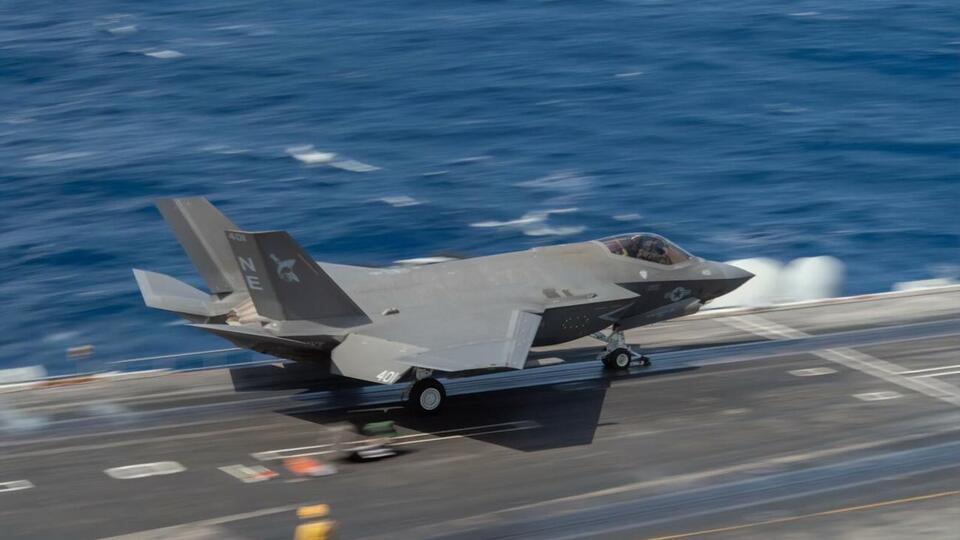 Літак упав у воду під час приземлення