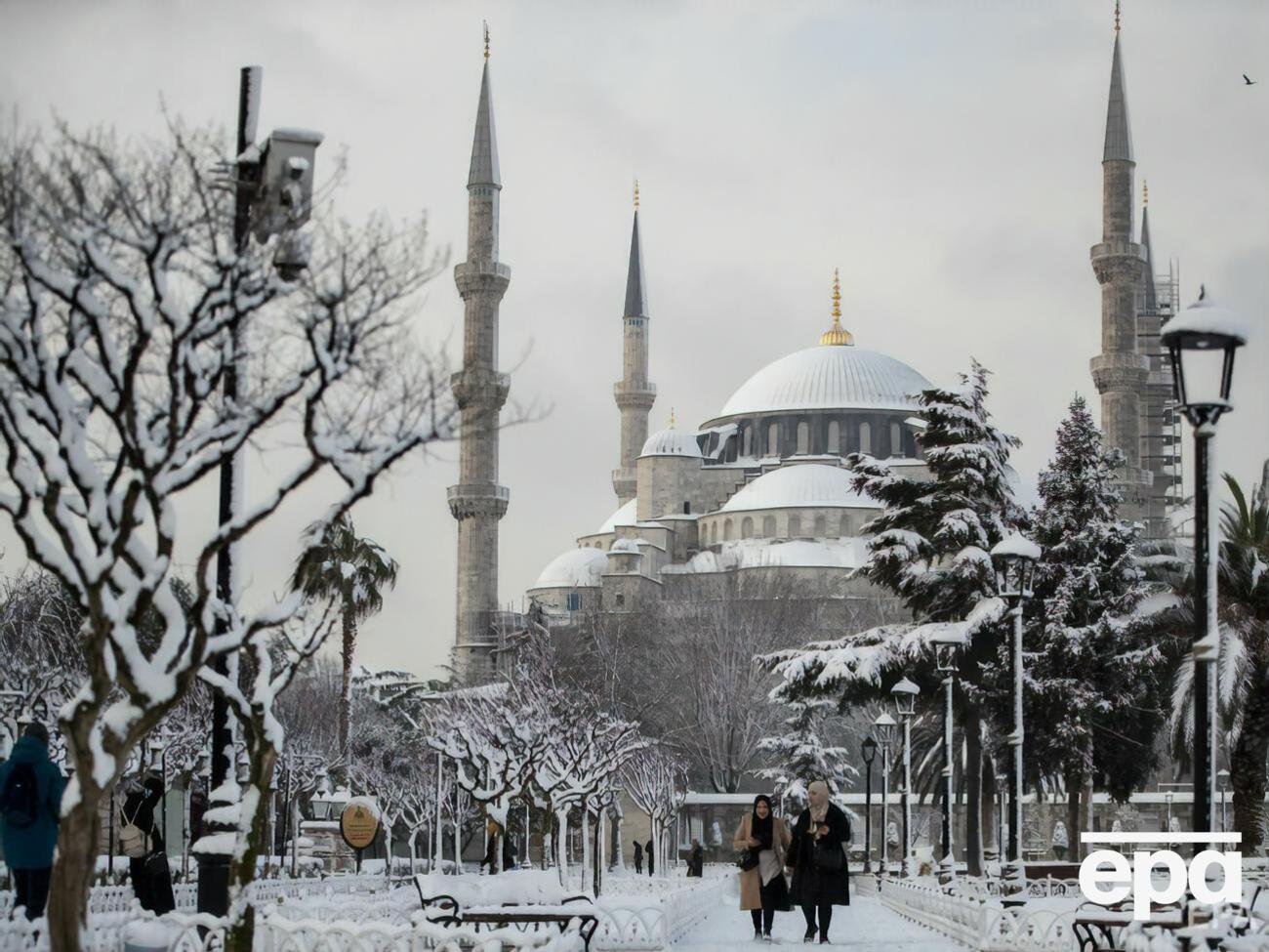 К сбоям в работе турецких аэропортов привел снегопад