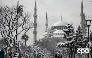 К сбоям в работе турецких аэропортов привел снегопад