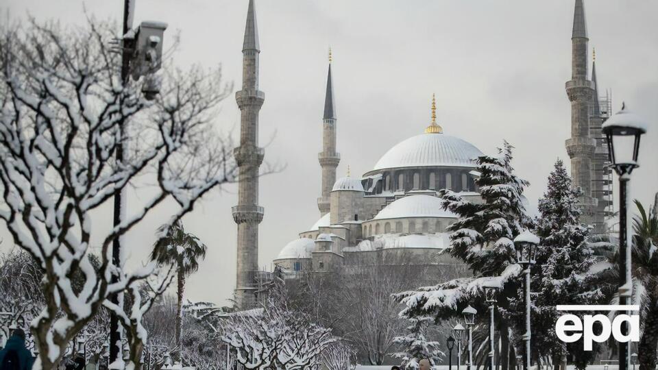 К сбоям в работе турецких аэропортов привел снегопад