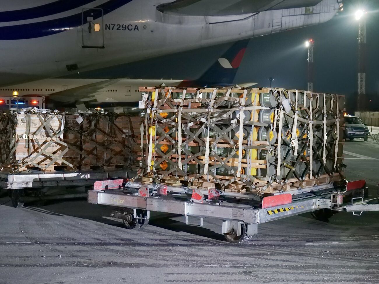 На фото разгрузки журналисты увидели Javelin и одноразовые реактивные гранатометы SMAW-D