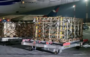 На фото разгрузки журналисты увидели Javelin и одноразовые реактивные гранатометы SMAW-D