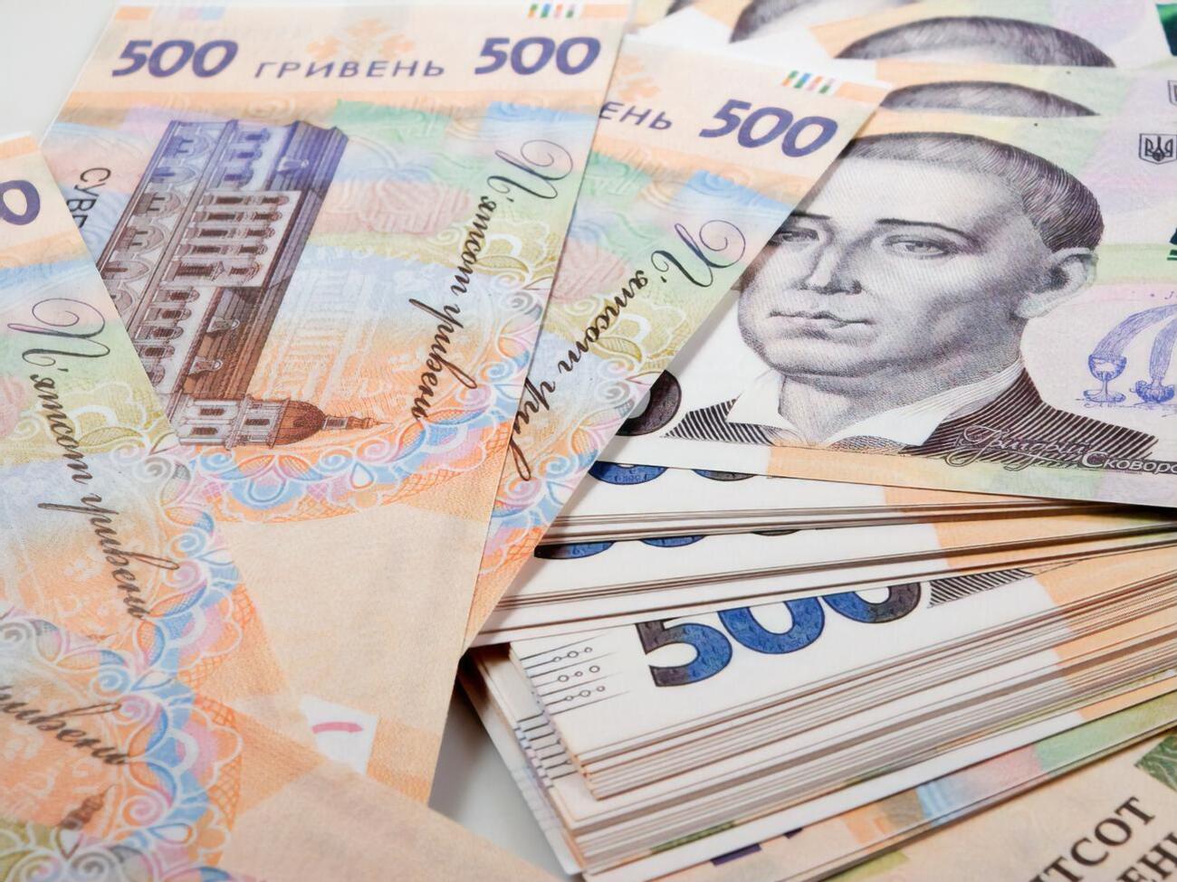 Курс гривны к доллару упал на 30 копеек, с 28,37 грн/$ до 28,67 грн/$