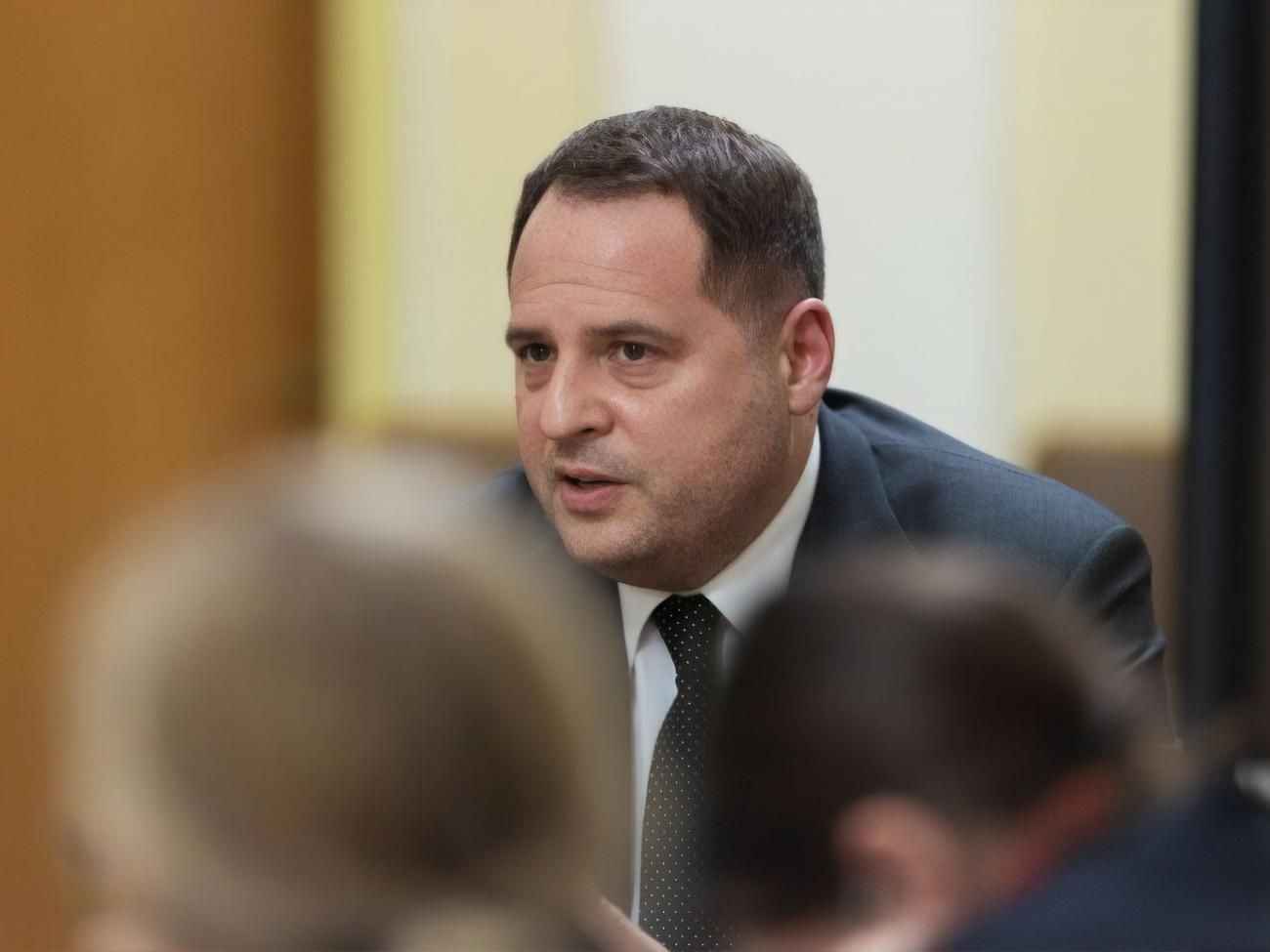 Єрмак назвав фейком повідомлення у ЗМІ про перемовини української влади з бойовиками