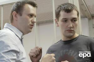 Адвокат не знает, покинул ли Олег Навальный (справа) территорию России