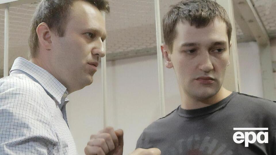 Адвокат не знает, покинул ли Олег Навальный (справа) территорию России