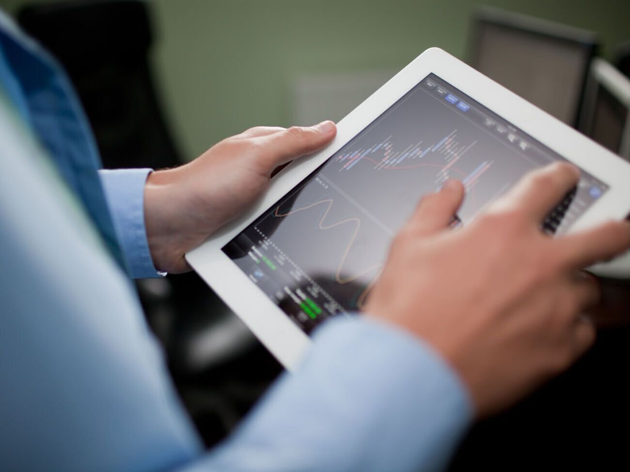 В Украине нарастает давление на легальный бизнес, пишет "Обозреватель"