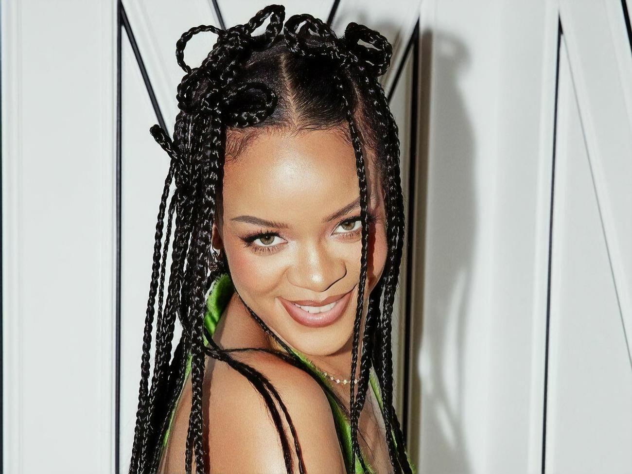 Рианна продемонстрировала фигуру со всех сторон