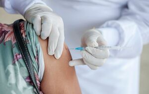 Moderna стала второй американской компанией, которая начала испытания вакцины против штамма COVID-19 "Омикрон". До этого аналогичные тесты начали Pfizer (США) и BioNTech (Германия)