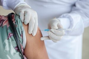 Moderna стала второй американской компанией, которая начала испытания вакцины против штамма COVID-19 "Омикрон". До этого аналогичные тесты начали Pfizer (США) и BioNTech (Германия)