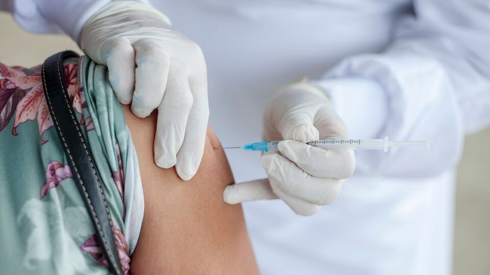 Moderna стала другою американською компанією, яка розпочала випробування вакцини проти штаму COVID-19 "Омікрон". До цього аналогічні тести розпочали Pfizer (США) та BioNTech (Німеччина)