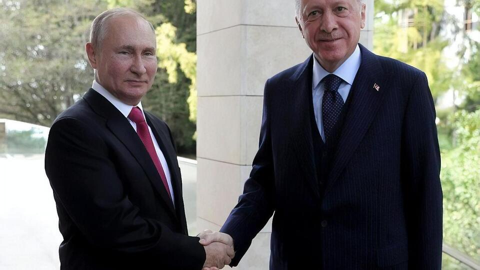 Ердоган (праворуч) запрошував Путіна (ліворуч) та Зеленського зустрітися в Туреччині