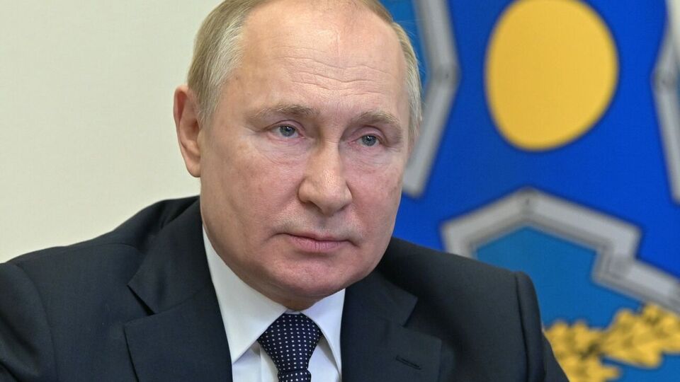 Путин "с пониманием" относится к тому, насколько чувствительной для "Единой России" является тема поставок оружия боевикам "ЛДНР", отметил Песков