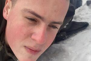 По словам солдата, оружие на заводе хранится в специальном ящике под замком, но его никогда не закрывали