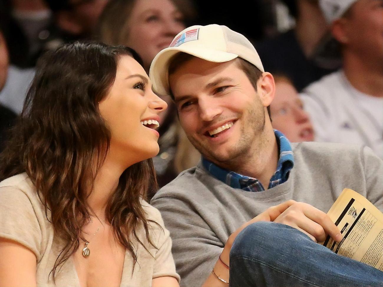 Кунис и Кутчер шли на свидание, держась за руки