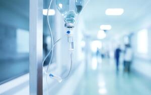 22-летняя девушка по имени Жанна находится в крайне тяжелом состоянии, сообщили в больнице имени Мечникова