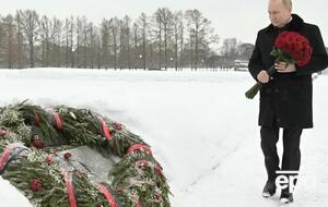 Путин почтил возложением венка память погибших солдат и жителей Ленинграда, сообщили в Кремле