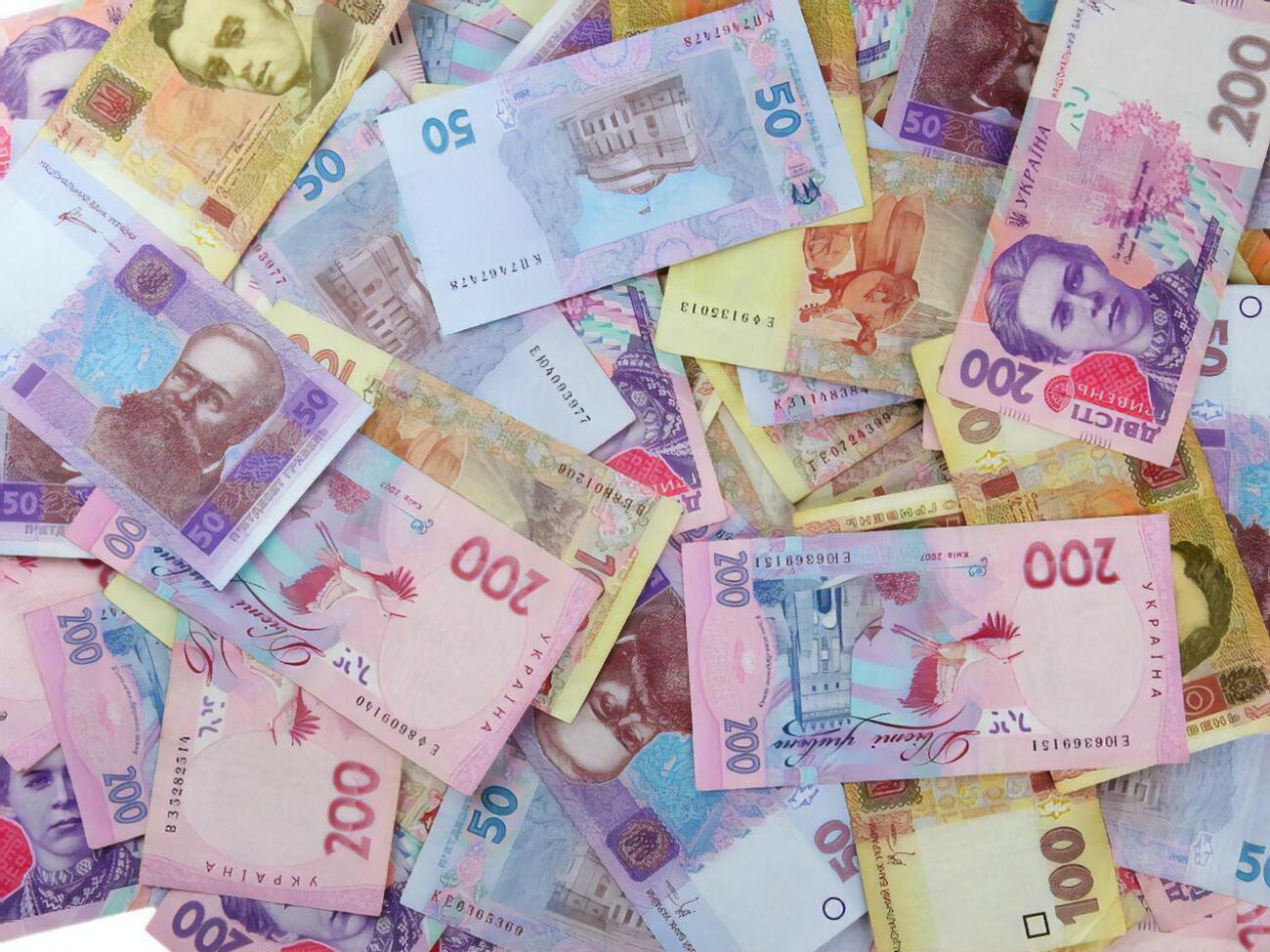 Гривна упала к доллару, но поднялась к евро