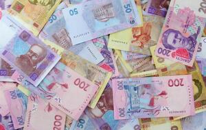 Гривна упала к доллару, но поднялась к евро