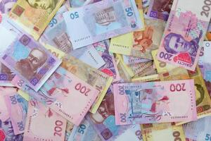 Гривна упала к доллару, но поднялась к евро