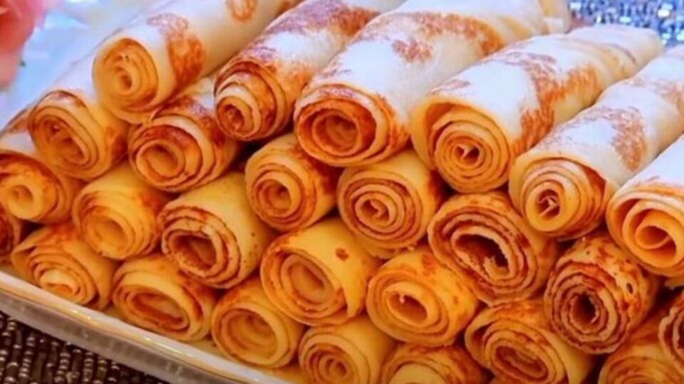 Для сирних млинців, зокрема, знадобляться сир, кефір, борошно і яйця