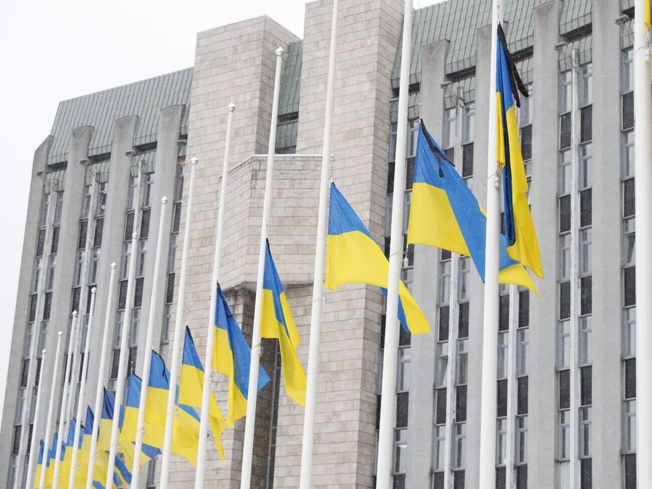 Перед горсоветом, а также на зданиях коммунальных предприятий приспустили государственные флаги и повесили траурные ленты