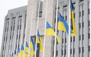 Перед горсоветом, а также на зданиях коммунальных предприятий приспустили государственные флаги и повесили траурные ленты