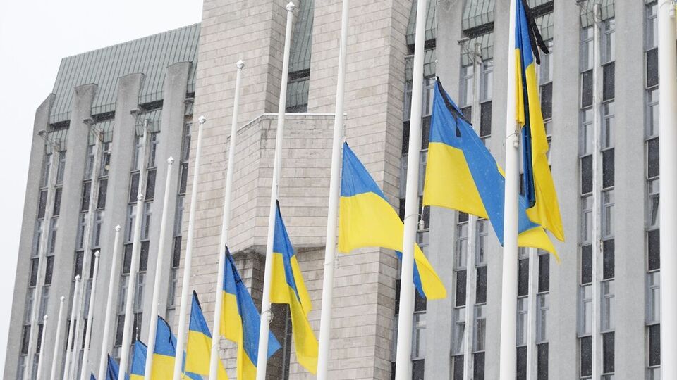 Перед горсоветом, а также на зданиях коммунальных предприятий приспустили государственные флаги и повесили траурные ленты