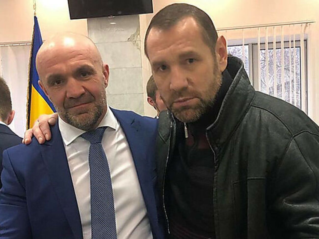 Вірчис (праворуч) підтримував Мангера (ліворуч) під час судових засідань у справі про вбивство Гандзюк