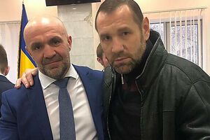 Вірчис (праворуч) підтримував Мангера (ліворуч) під час судових засідань у справі про вбивство Гандзюк