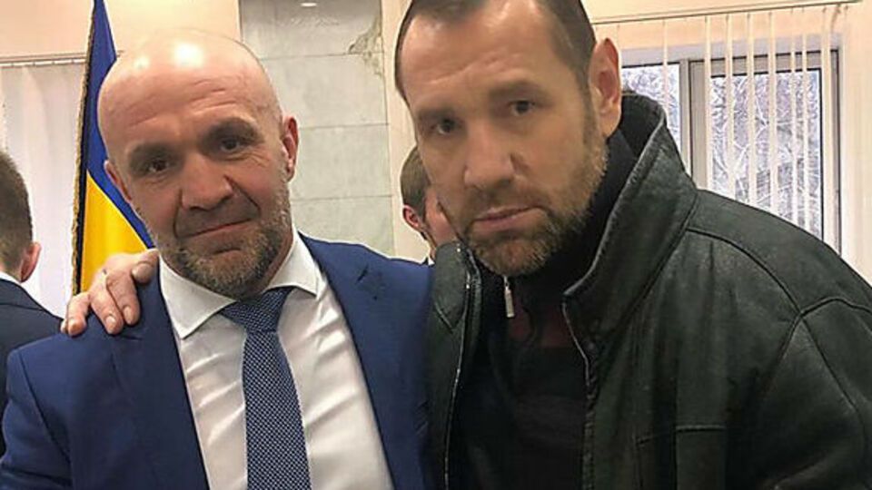 Вирчис (справа) поддерживал Мангера (слева) в ходе судебных заседаний по делу об убийстве Гандзюк