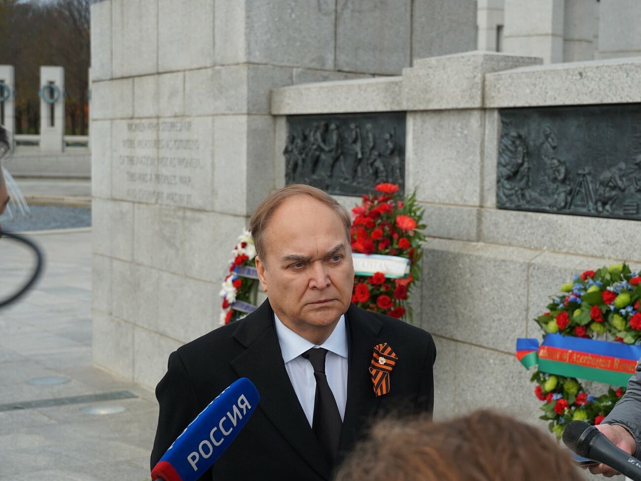 Антонов говорил, что его тоже могут выслать из США, если Россия не выдаст визы охране посла США в Москве