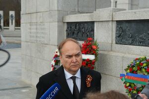 Антонов говорил, что его тоже могут выслать из США, если Россия не выдаст визы охране посла США в Москве