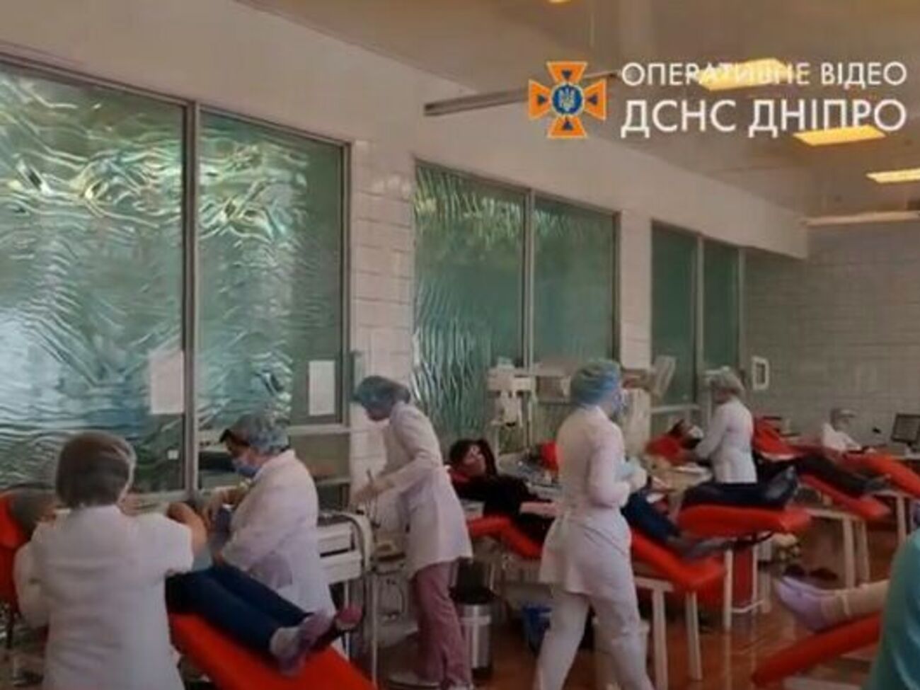 За два дня кровь для раненых военнослужащих сдали 135 гвардейцев, 20 спасателей и 40 полицейских, а также волонтеры