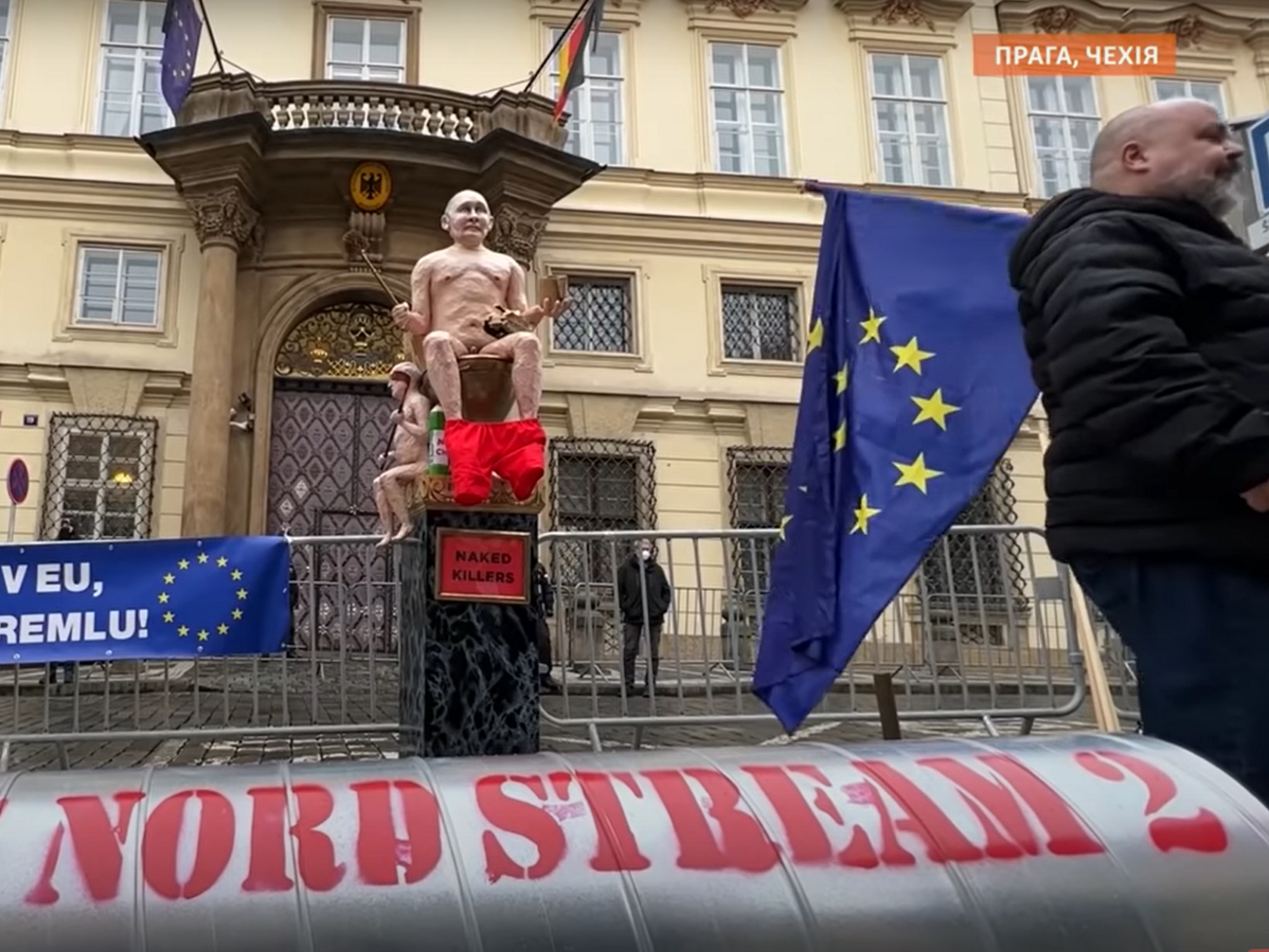 Активісти принесли під посольство залізну трубу, на якій було написано "Північний потік &ndash; 2"