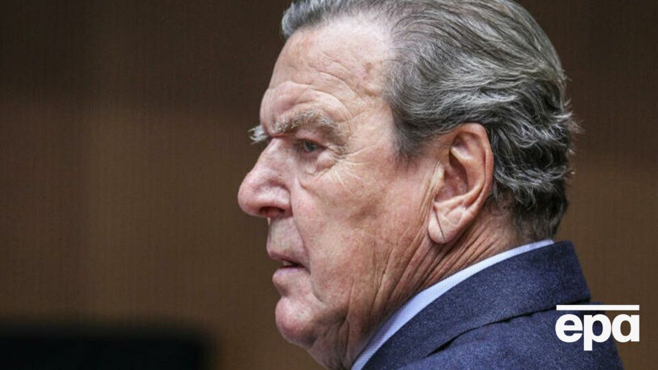 В Германии 77-летнего Шредера неоднократно критиковали за его приверженность подконтрольным Кремлю компаниям, отметило издание Spiegel