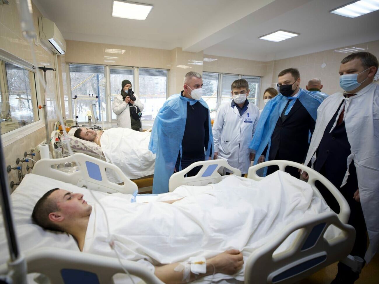 Все пятеро раненых в тяжелом состоянии, но "с положительной динамикой", говорят врачи