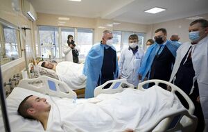 Все пятеро раненых в тяжелом состоянии, но "с положительной динамикой", говорят врачи