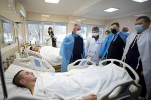 Все пятеро раненых в тяжелом состоянии, но "с положительной динамикой", говорят врачи