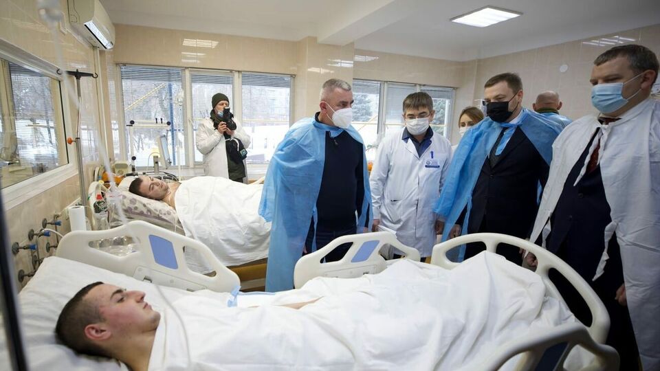 Все пятеро раненых в тяжелом состоянии, но "с положительной динамикой", говорят врачи