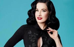 Коронным номером Диты фон Тиз является "Бокал мартини"