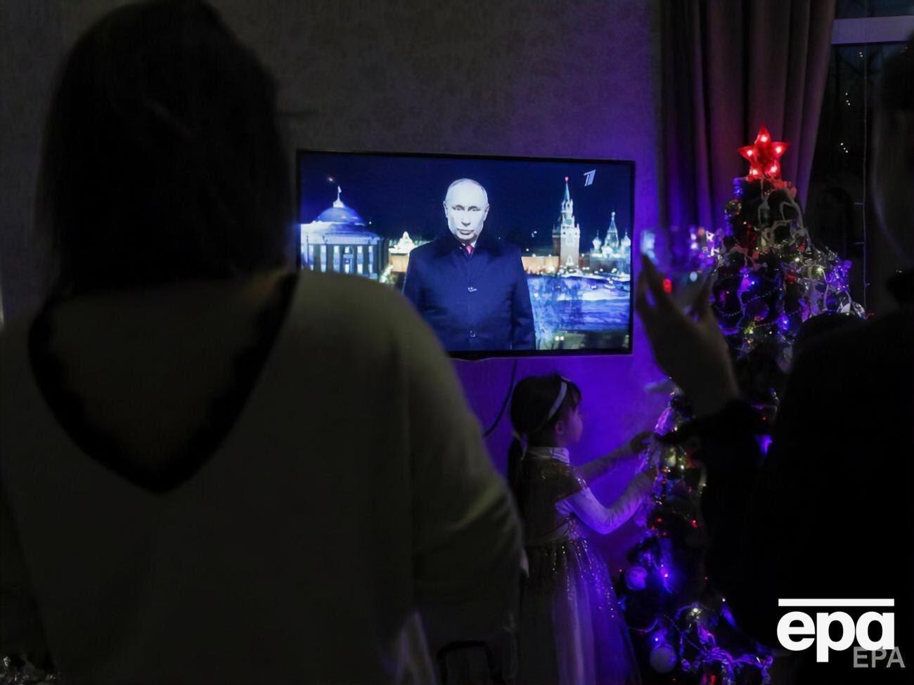 "С наступающим, друзья", &ndash; написал Градинар под своей фотографией на фоне Путина