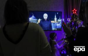 "С наступающим, друзья", – написал Градинар под своей фотографией на фоне Путина