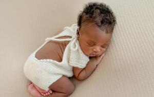 20-летняя мать отрицала, что родила во время полета мальчика. Ей пришлось пройти медобследование