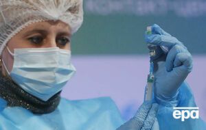 Вакцинация против COVID-19 продолжается в Украине почти год