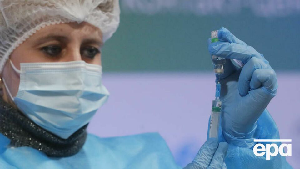 Вакцинация против COVID-19 продолжается в Украине почти год