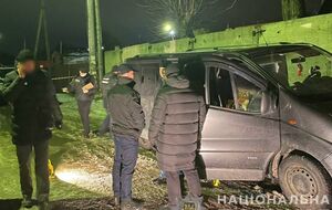 За даними поліції, підозрюваний кинув фургон неподалік від центру Василькова